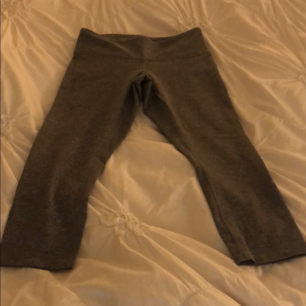 Size 6 wonder under gray lululemon Capri leggings